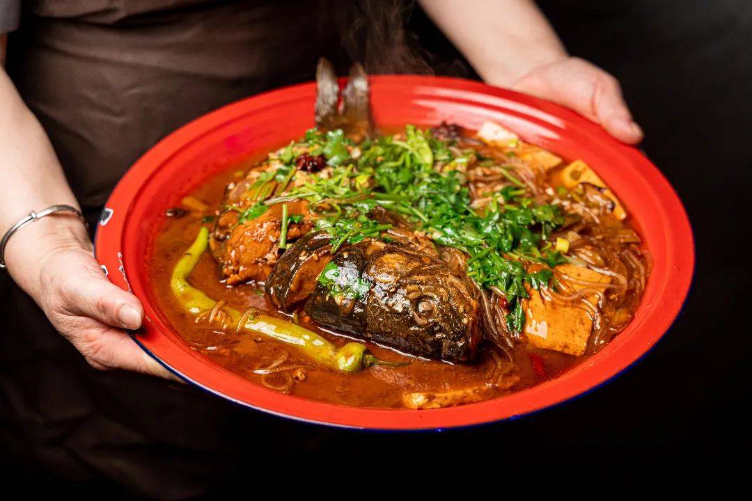 得莫利炖鱼2.师傅将里脊肉挂上土豆淀粉糊,在油锅里反复炸上几次.