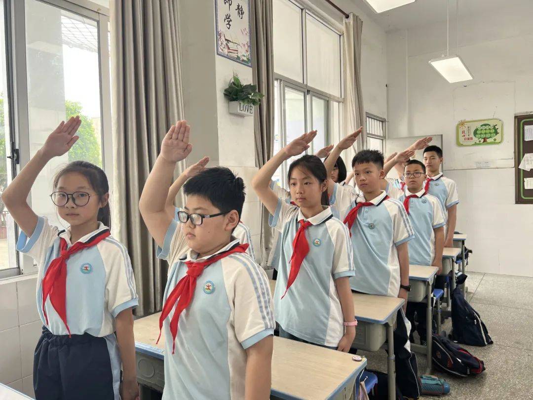 敬队礼的行为,进一步强化了学生的礼仪规范,提升了全体少先队员的精神