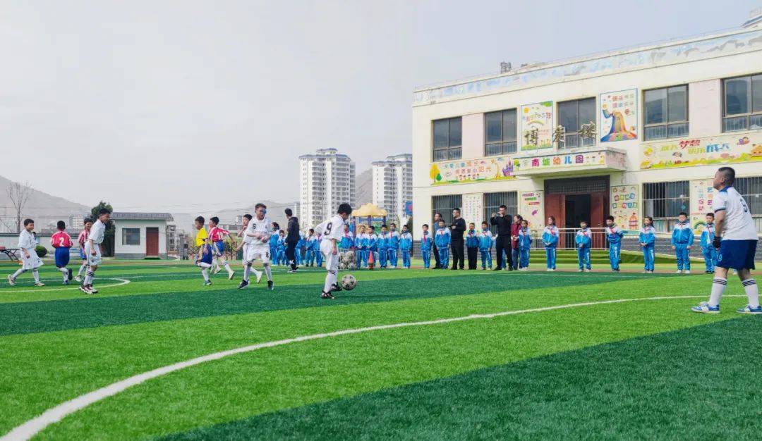 国家市场监管总局 阿里巴巴公益 儿慈会在礼县南城小学举行校园足球场