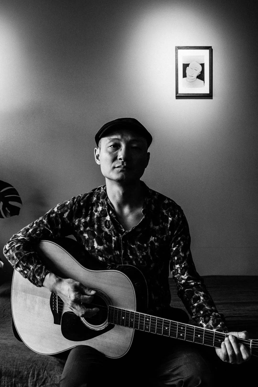 陆晨,1977年生,上海音乐人,前"顶楼的马戏团"乐队主唱.