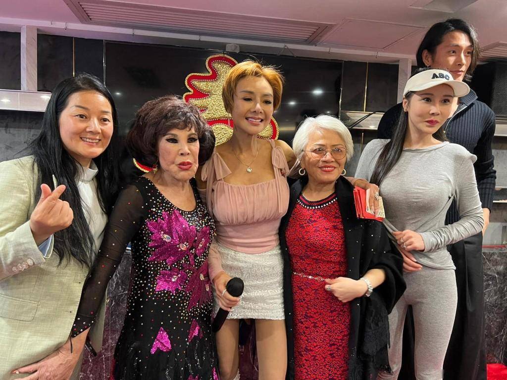 走出男友离世阴霾直击58岁叶子楣拜观音求赐良缘虔诚到极点