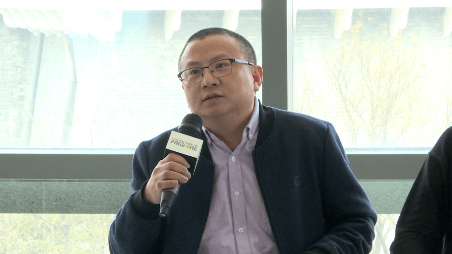 他以赵志明《高处》一篇举例,故事里的王跃进,他站在树上去看时间,看