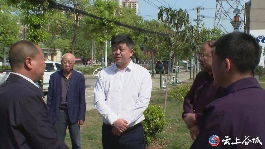 当天,涂世平还到城关镇青山村,皮家洼社区,三里桥