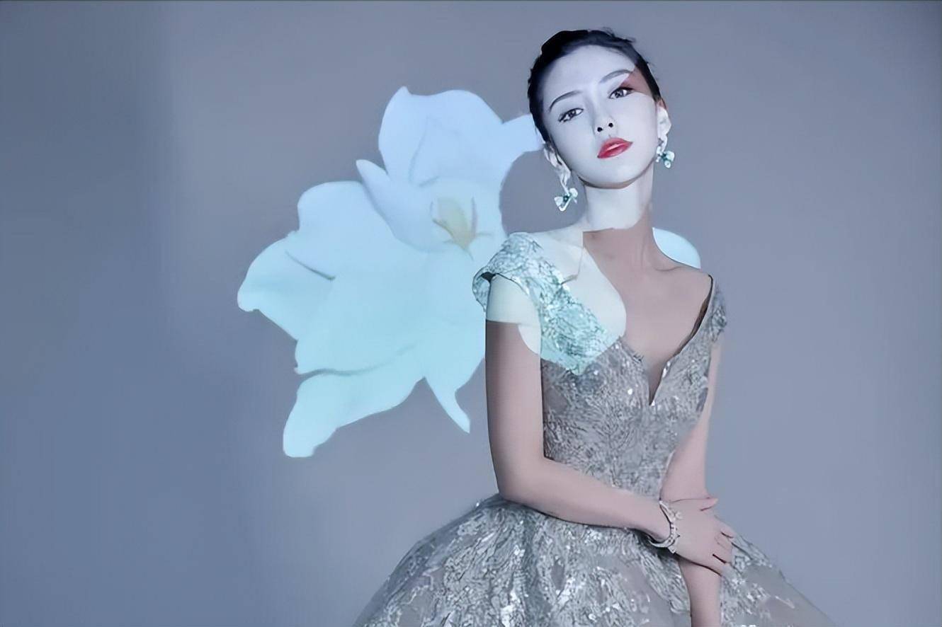 金像奖这一夜,baby两套礼服惊艳出场,但从小细节能看出尴尬处境_杨颖