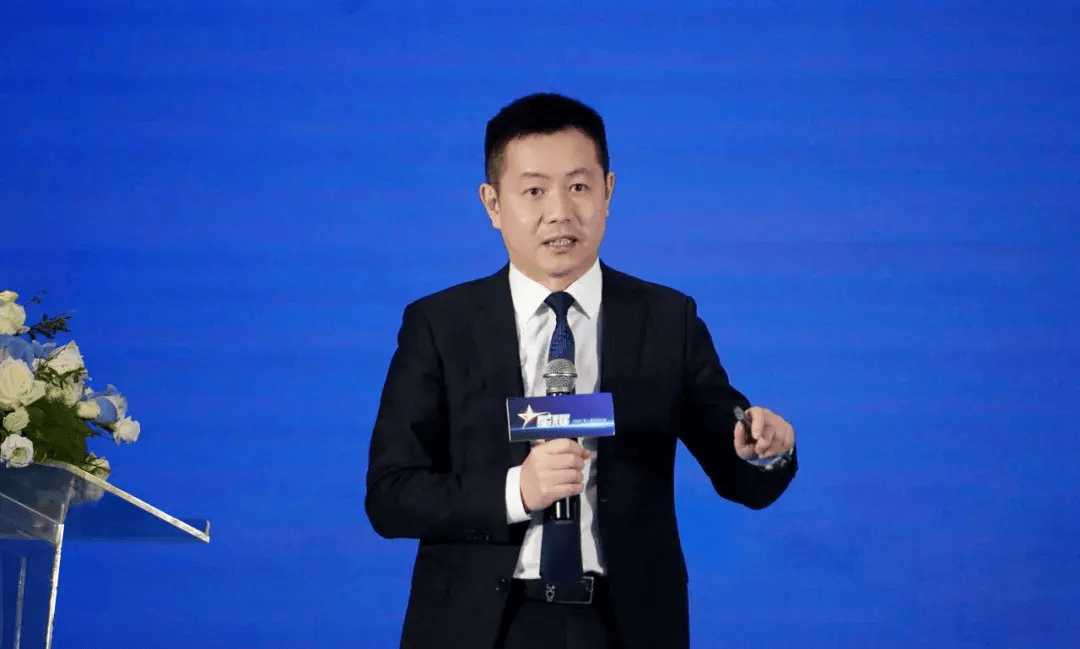 在本次大会上,新锦成销售公司总经理梁睿作《汇流·差异之战》主题