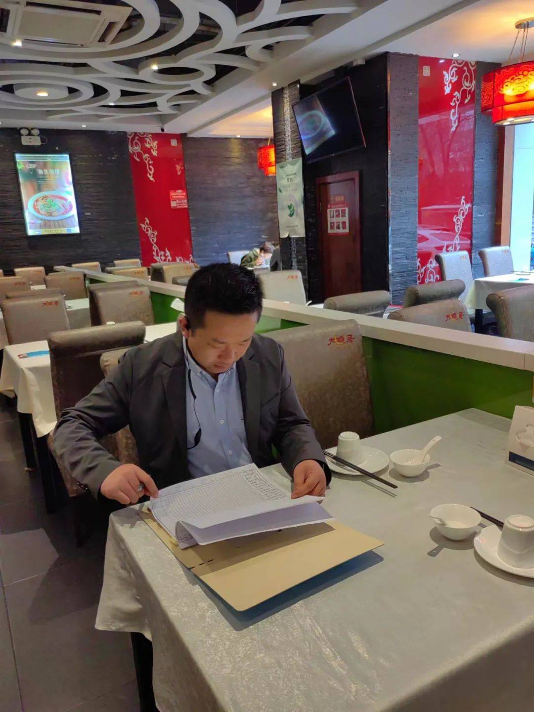 部相关岗位及工作,他多年的奋斗一定会有圆满的答案。做新时代的奋斗者北京大碗居餐厅经理王虎城艰难困苦,