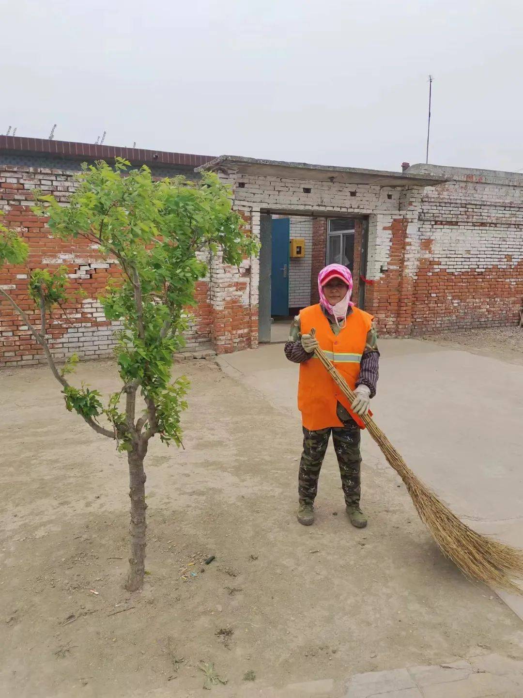 南孙庄镇董庄子村最美保洁员迟素艳_垃圾_双手_角落