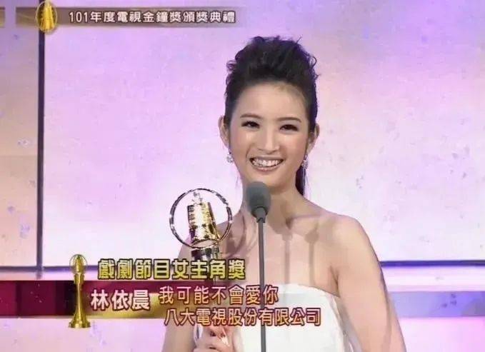 还顺道完成了在国立台湾政治大学最后一年的学业,甚至拿下了优秀毕业