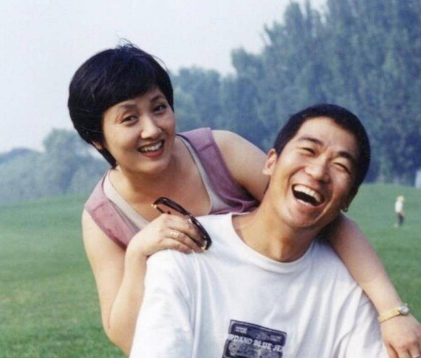 张默是张国立与前妻生的孩子,与现任妻子邓婕再婚后,为了张默着想