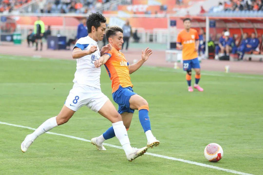 鲁能青训球员阿卜杜肉苏力收获进球,山东泰山队主场4-1战胜沧州雄狮队