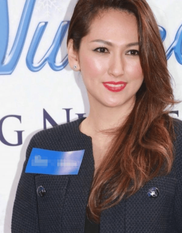 她屋邨妹出身身高1.78米,从小被教育抓住机会,嫁59亿富豪生3女