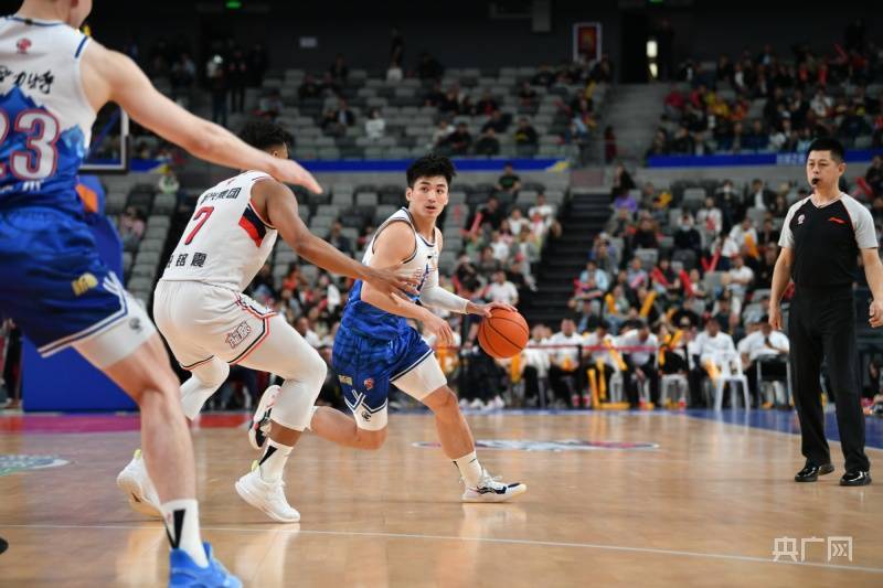 新疆男篮17分大胜广州 迎来季后赛开门红