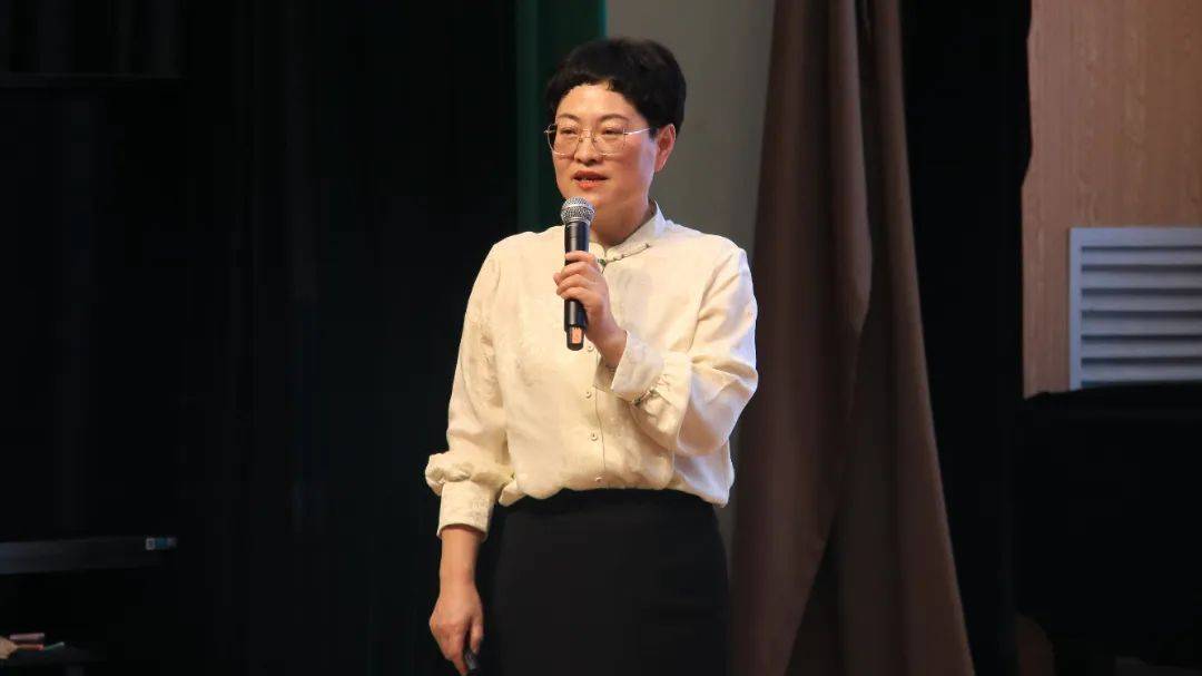 在专家报告环节,烟台市莱阳市文峰学校副校长姜东慧以《让亲子阅读