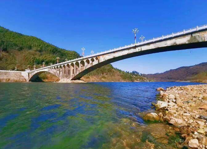 伫桥东望,览"亚洲第一坝"壮景