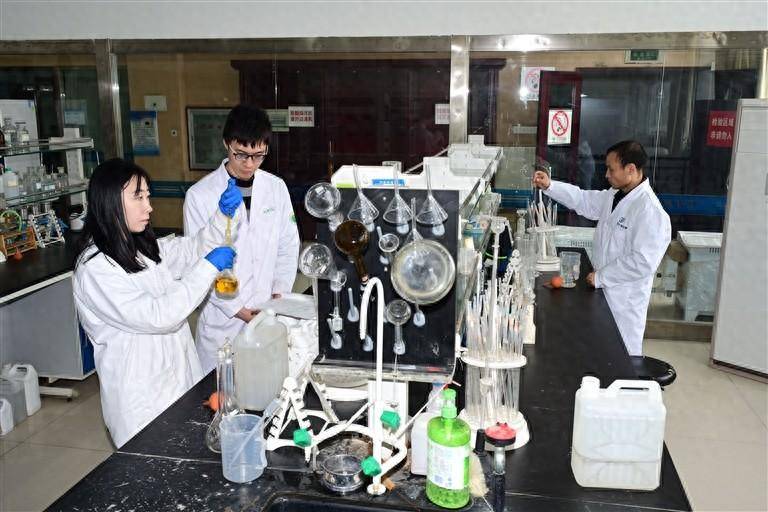 图为工作人员在实验室内对水质化学需氧量进行测定.