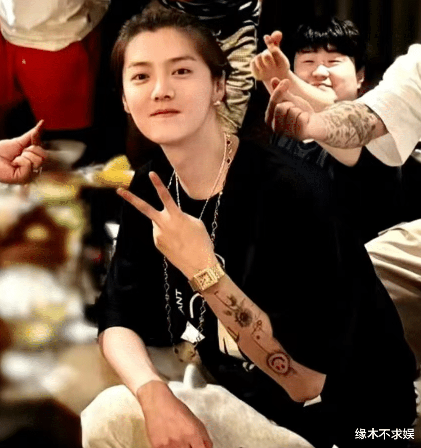 配不上关晓彤了?34岁鹿晗庆生,造型大变撞脸车晓,恋爱8年不结婚