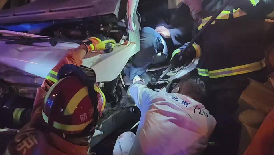 司机因疲劳驾驶发生车祸被困,北京丰台消防历时15分钟