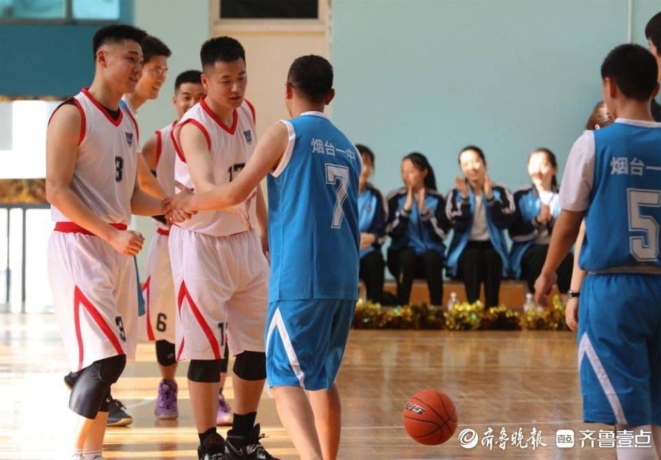 图集|球场争锋!海军烟台舰官兵与烟台一中师生以球会友