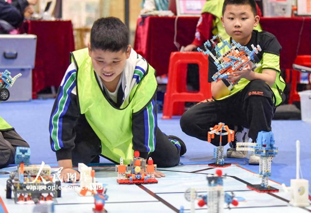 安徽铜陵：青少年机器人竞赛举行