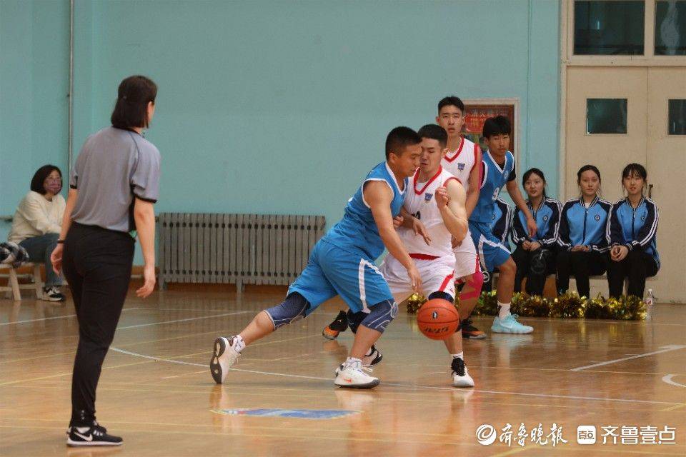 图集|球场争锋!海军烟台舰官兵与烟台一中师生以球会友