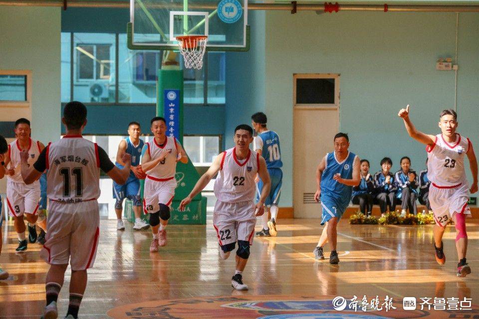 图集|球场争锋!海军烟台舰官兵与烟台一中师生以球会友