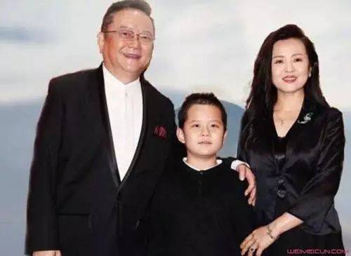 杜小娟是当时的报幕员1976年两人相识并在两年后步入婚姻殿堂还生下了