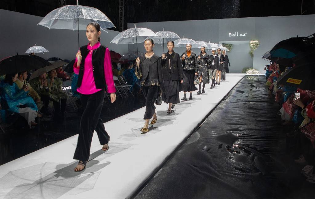 东莞虎门上演雨中时尚秀_发展_服装_产业