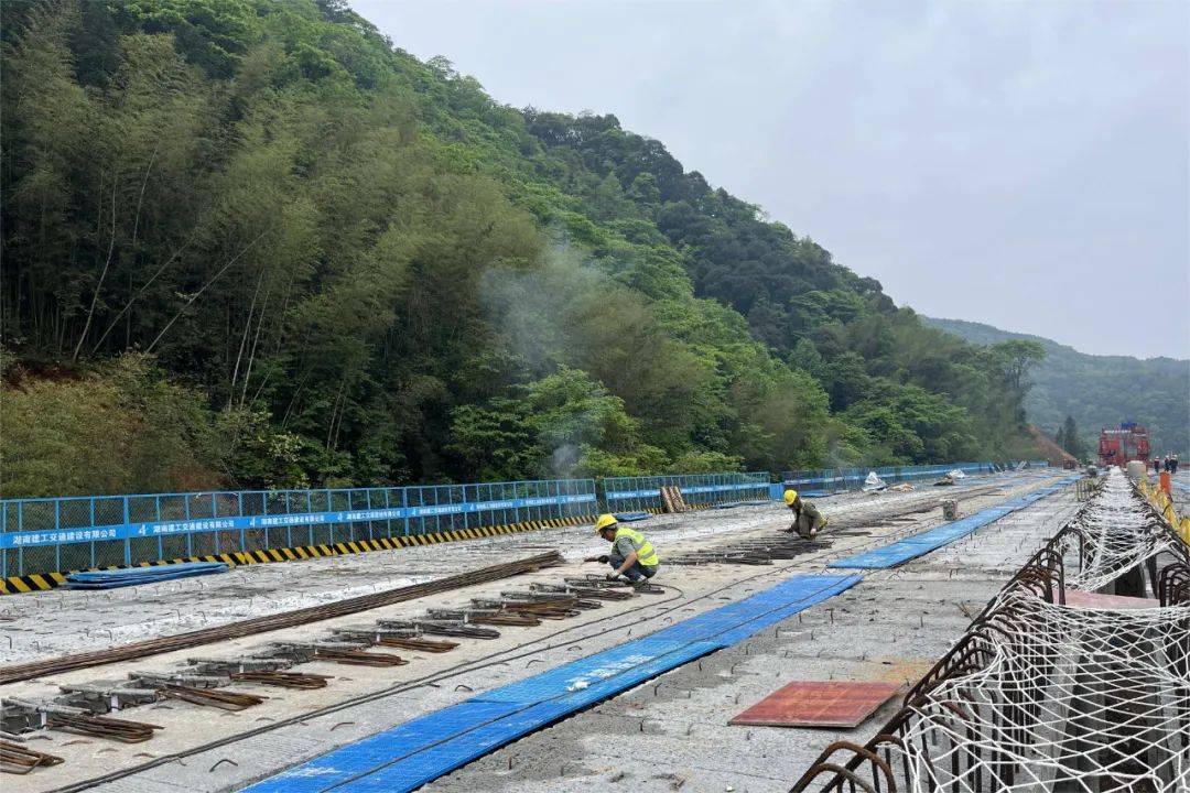 g59张官高速上潭坪大桥全幅贯通