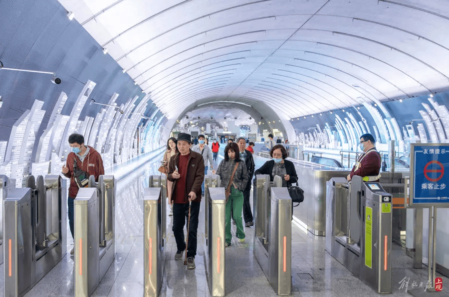 "闸机常开门"!有人强闯怎么办?"一大一小"怎么通过?→