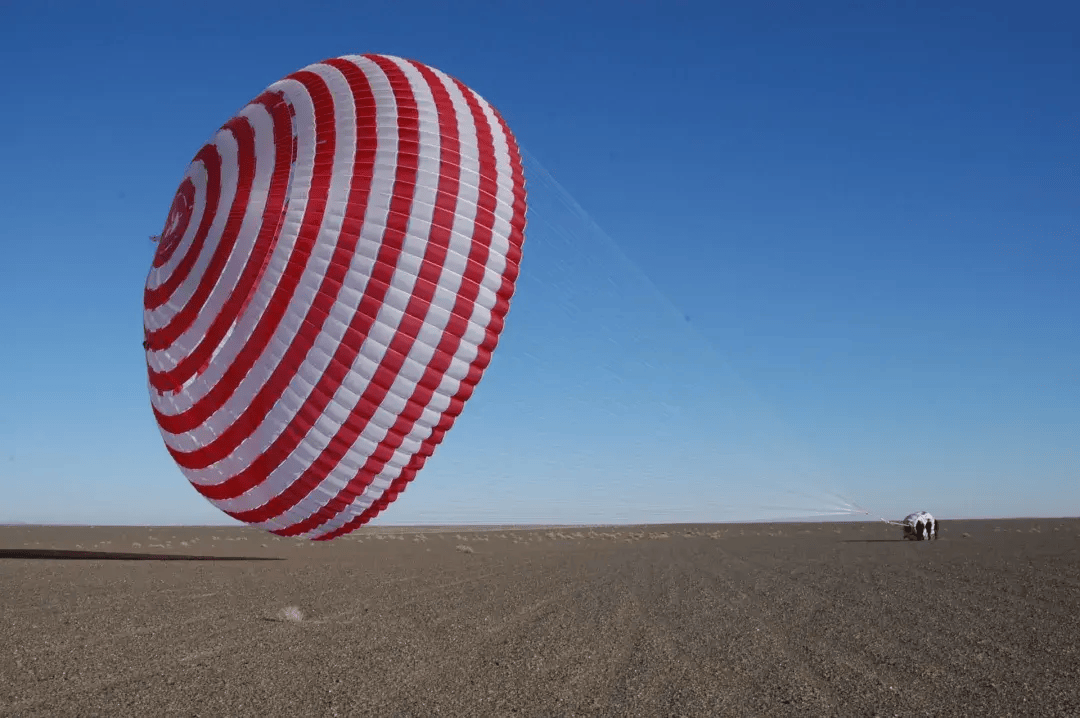 完全打开主伞后,飞船返回舱的速度进一步降低,返回舱接下来还需要进行