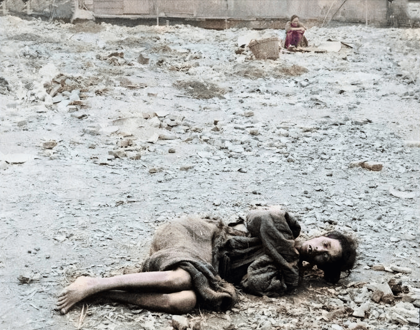 晚清悲惨女子老照片:窑姐坐洋军官怀里被摸胸,洋人当街欺辱妇女