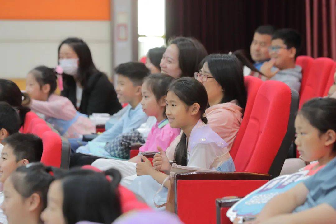 作家华子做客成都市青少年宫 分享ai时代下青少年的阅读和写作