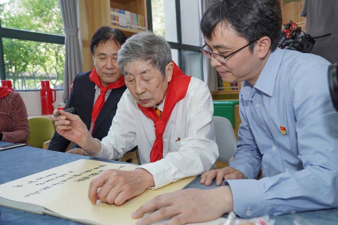 坐在美丽静雅的阅览室,彭校长拿起笔亲自为开化县天地小学题词:"以和