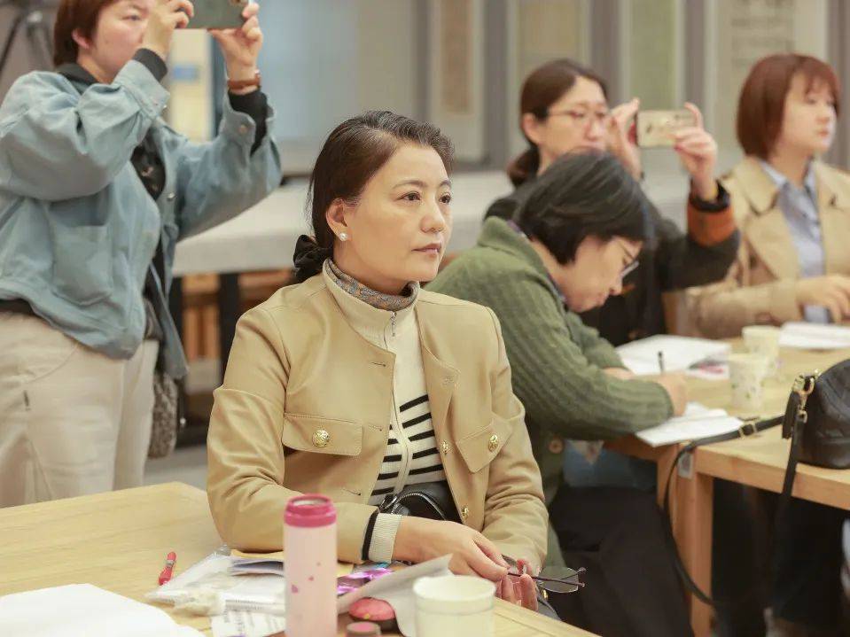 季,了解学生的阅读速度和视野范围,制定阅读主题和书目,组织家长参与