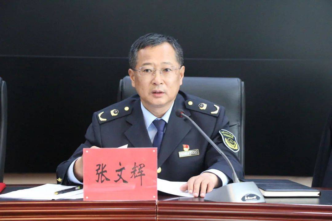 执法大队领导班子成员,局机关各股室负责人及薛家湾镇区全体党员参加