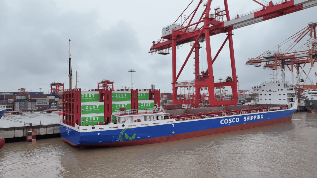 今天,全球最大江海直达纯电动集装箱船首抵洋山港!