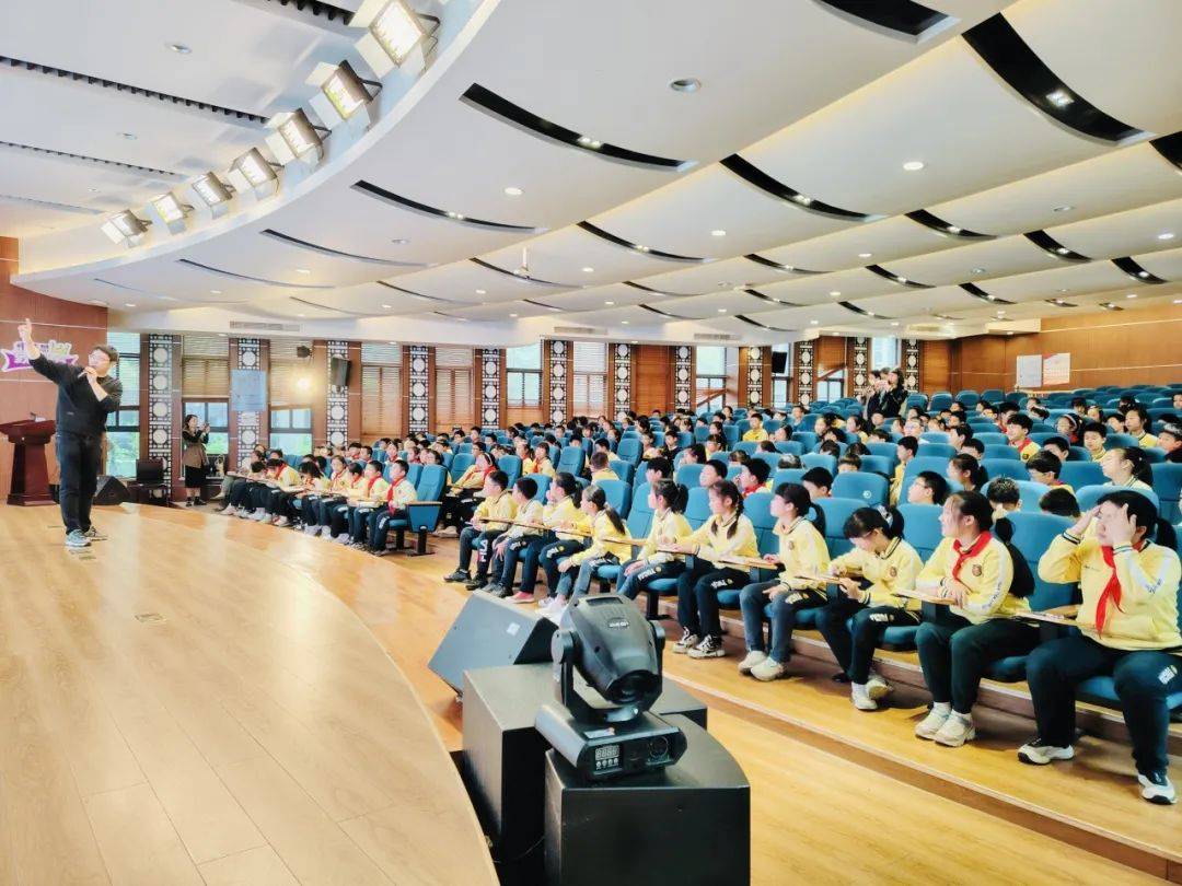 【校园采风】"我赠一本书,飞向阿克苏!