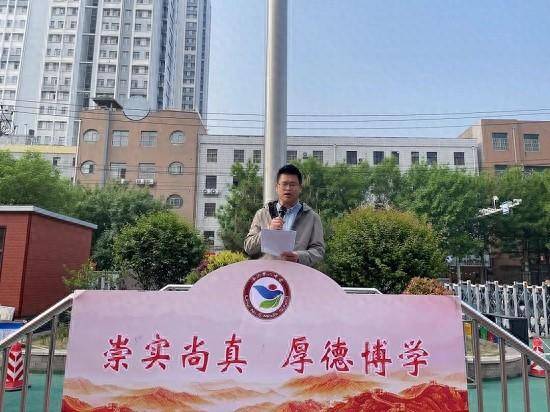 临沂第六中学举行"满怀激情,冲刺期中"主题升旗仪式