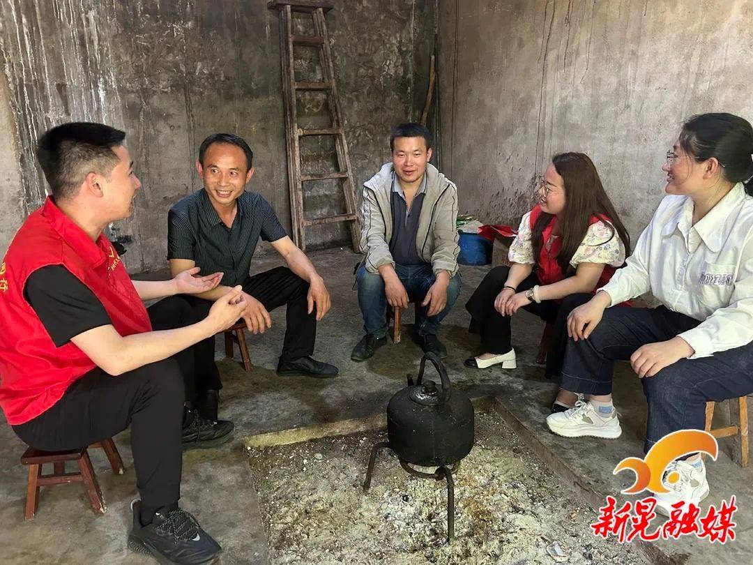 县文明办,县微爱志愿者协会走访慰问"湖南好人"杨宁祥