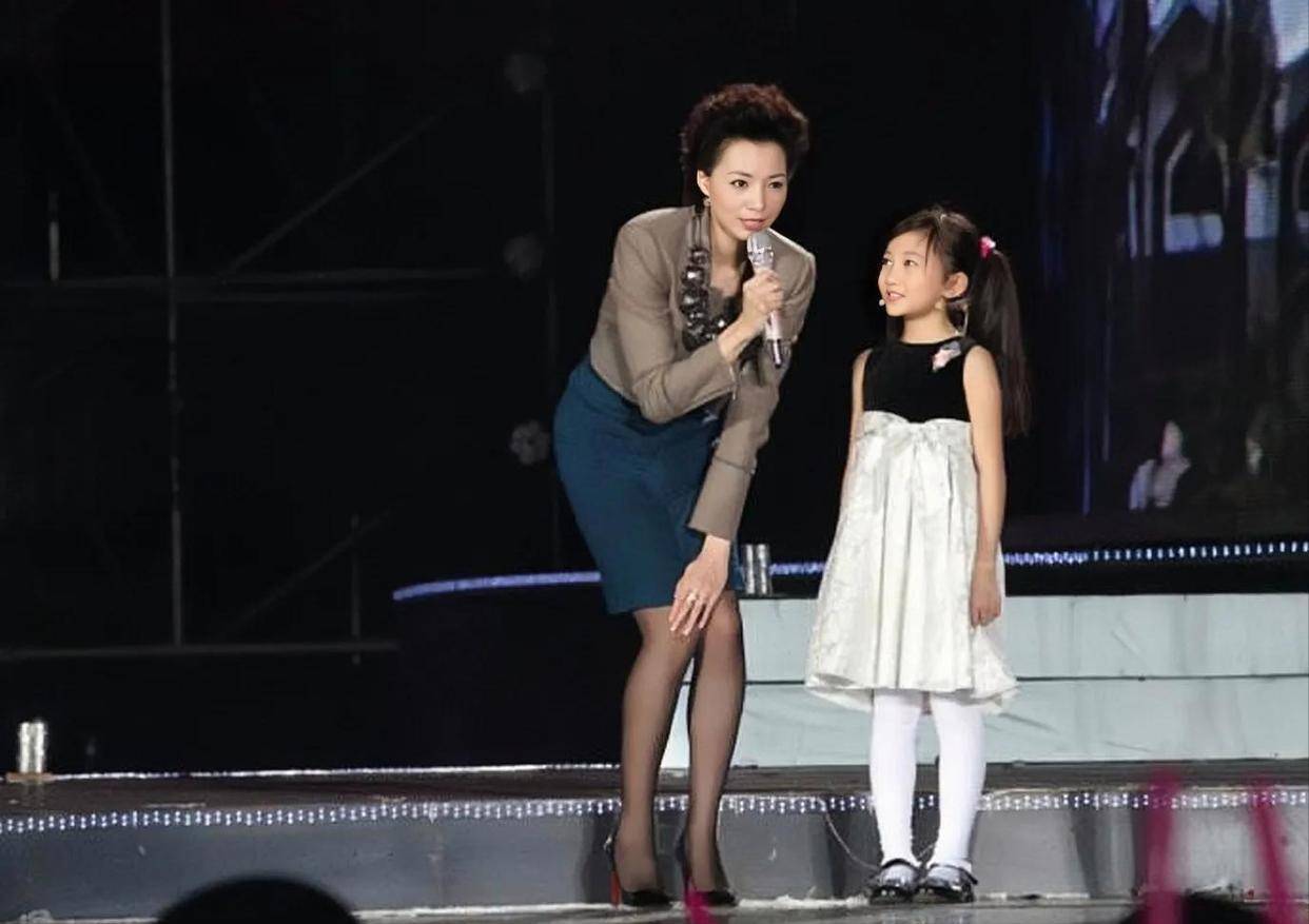 欧阳夏丹走秀,朱迅练出傲人身材_周涛_文清_张蕾