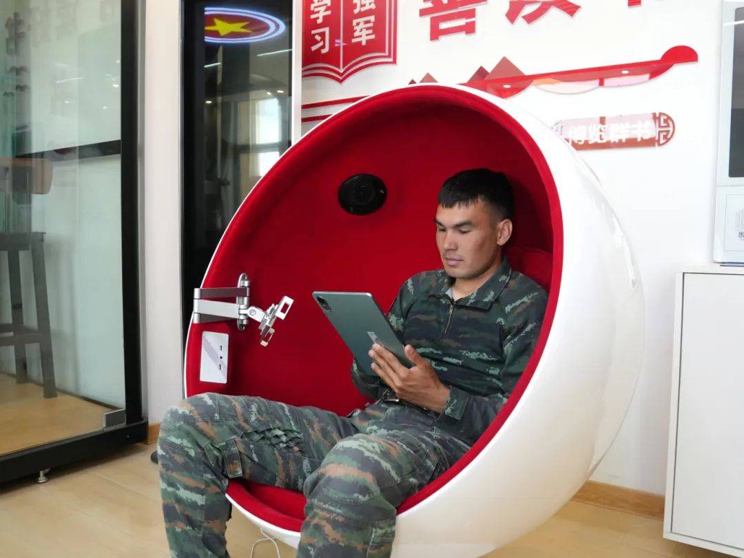 今天,武警官兵邀你一起感受军营"书香"_武警湖北总队_武警四川总队