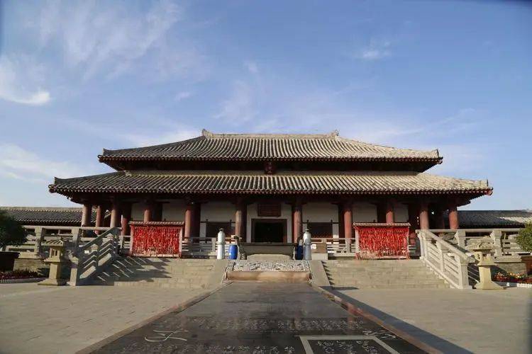 汉长安城遗址位于西安龙首塬北坡的渭河南岸汉城乡一带,距今西安城西