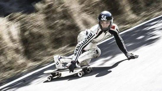 滑板项目玩法多种多样,分为长板速降,长板平花,滑板竞速,波浪道竞速