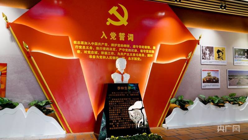 陈列馆门前,骑着高头大马的抗日女英雄李林塑像,英姿飒爽.