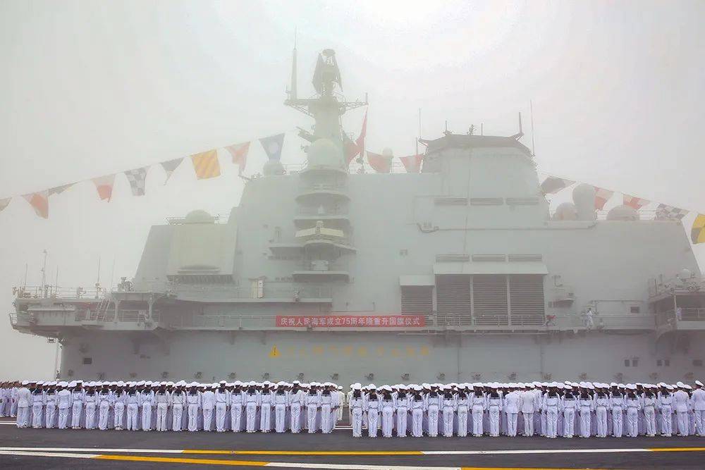 海军部队隆重举行升国旗仪式,为人民海军庆生