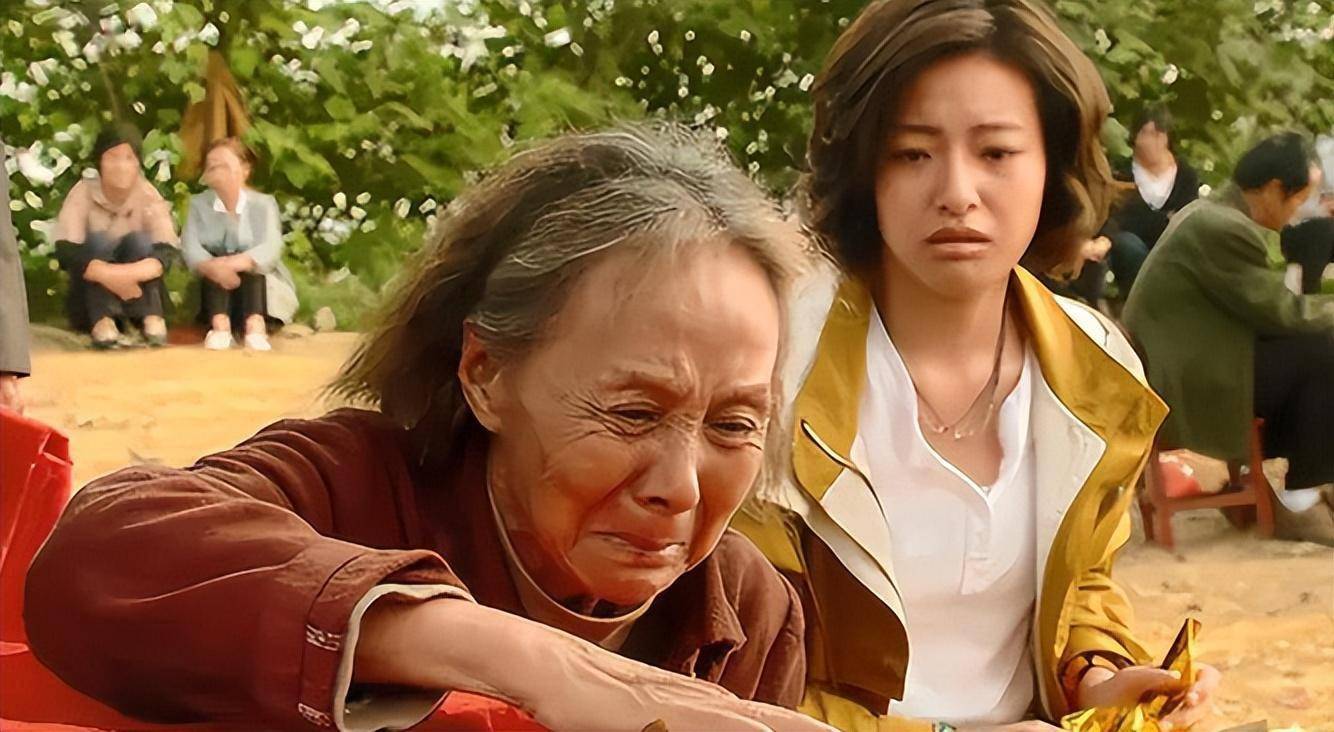 拼命拍戏却"买不起房"?被小年轻"耍大牌"的她,86岁独居12年