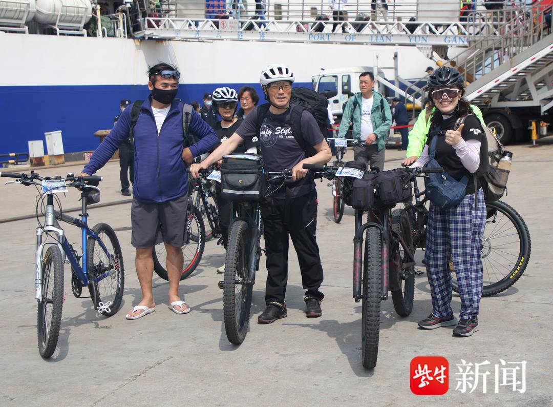   连云港港迎来首批韩国跨境单车团。 