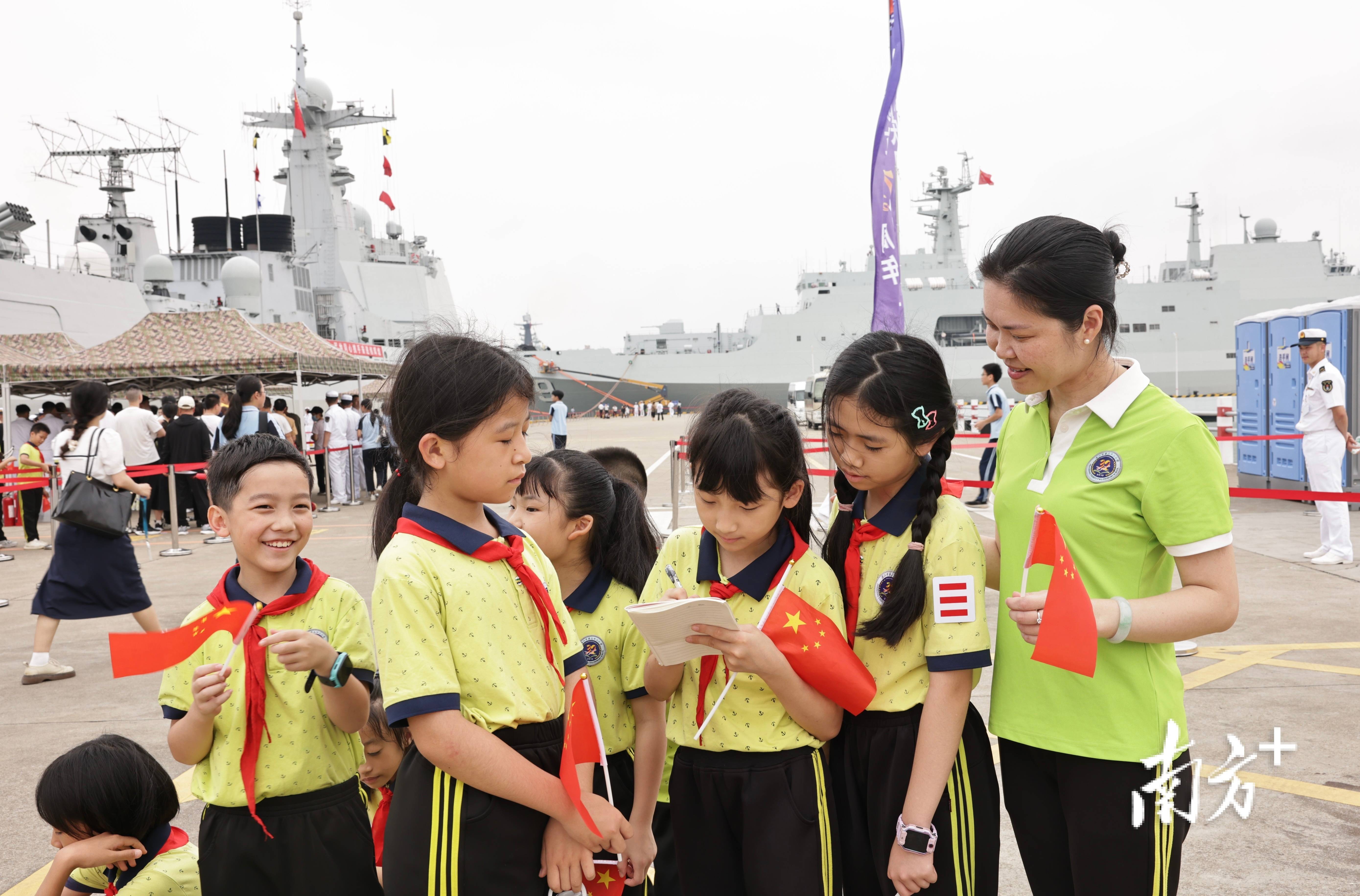 海军成立75周年舰艇开放日,九旬老兵频频向军舰敬礼