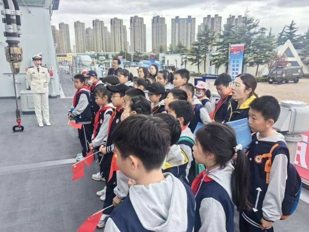 舰——青岛市实验小学参加海军节舰艇开放日活动_军舰_少先队员_大洋