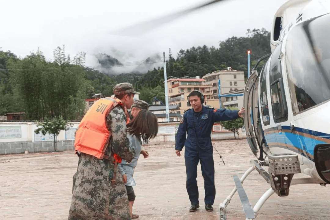 南部战区组织官兵和民兵紧急救援